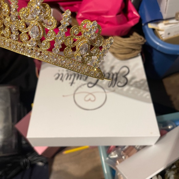 Crown - Picture 4 of 6